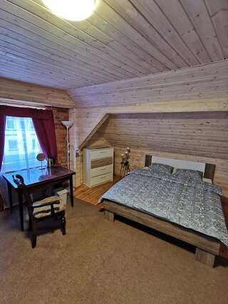 Гостевой дом Kambarių nuoma Salantuose Salantai Номер с кроватью размера «queen-size» и общей ванной комнатой-1
